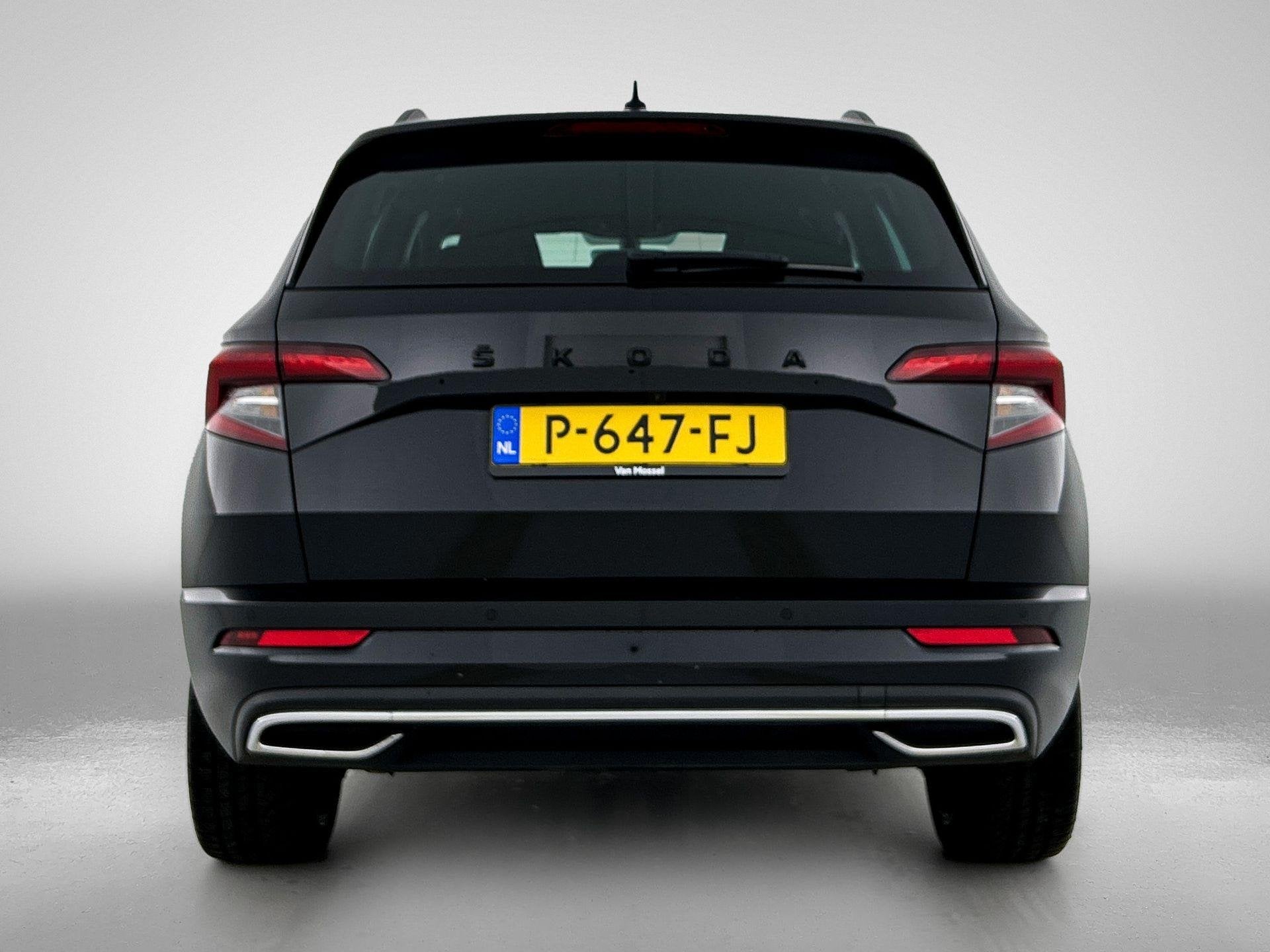 Skoda Karoq 1.5 TSI ACT Sportline Business | CAMERA | ZWENKB, Auto's, 12 maanden, Stof, 4 cilinders, Zwart