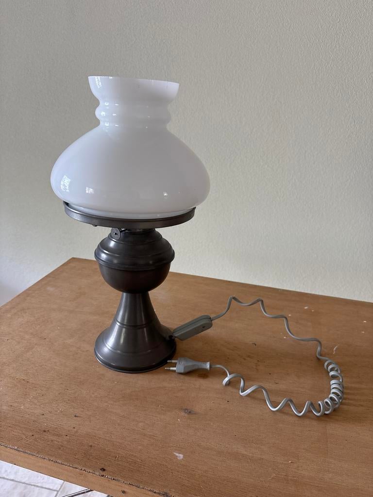 Vintage tinnen tafellamp met opaline glazen kap, Ophalen