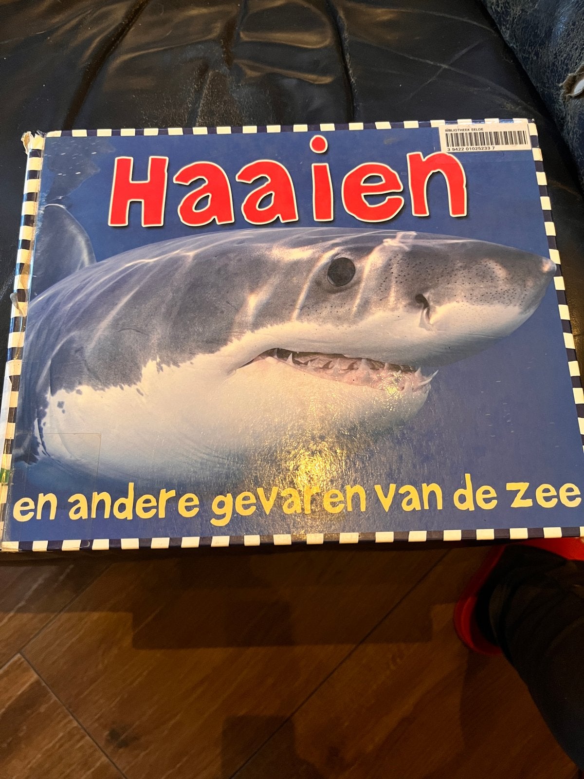 Haaien en andere gevaren van de zee - Boek, Ophalen of Verzenden, Zo goed als nieuw