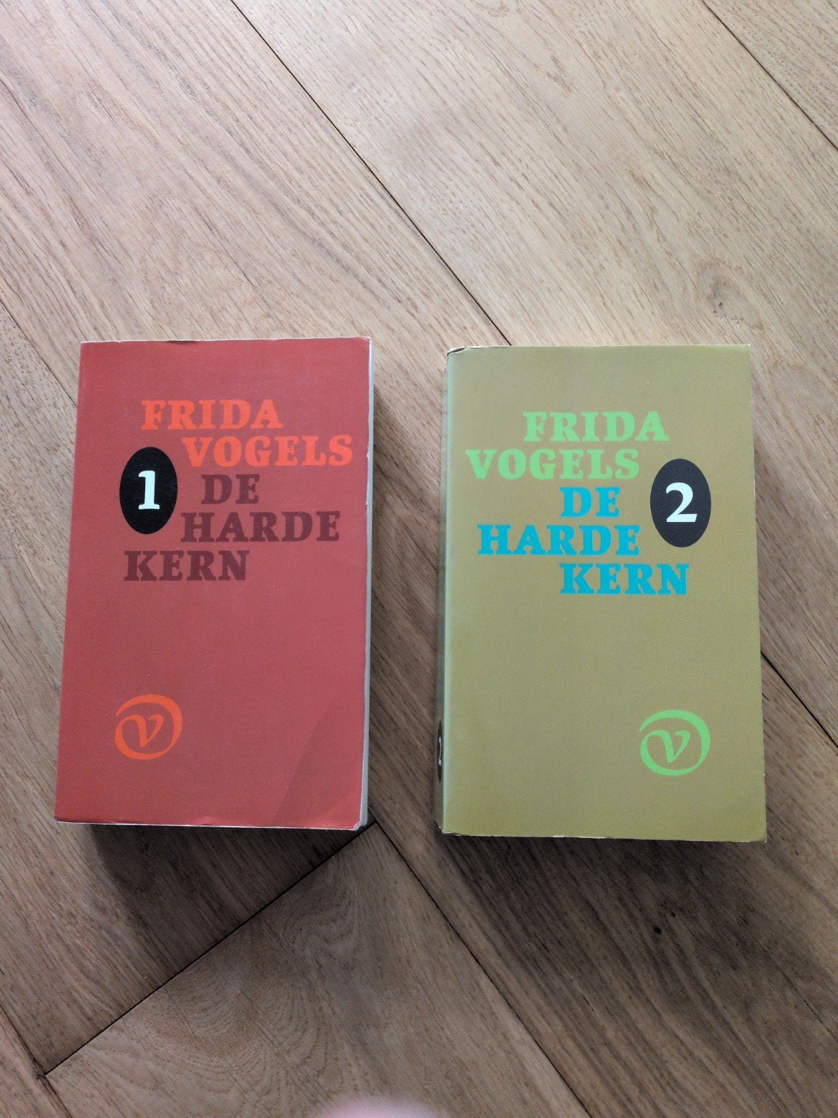 Frida Vogels - De harde kern deel 1 & 2, Boeken, Ophalen of Verzenden, Gelezen, Frida Vogels, Nederland