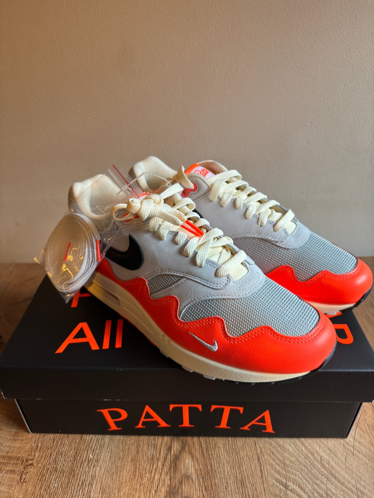 Nike Air Max 1 Patta Waves Hyper Crimson Pure Platinum - 43, Kleding | Heren, Ophalen of Verzenden, Zo goed als nieuw, Wit
