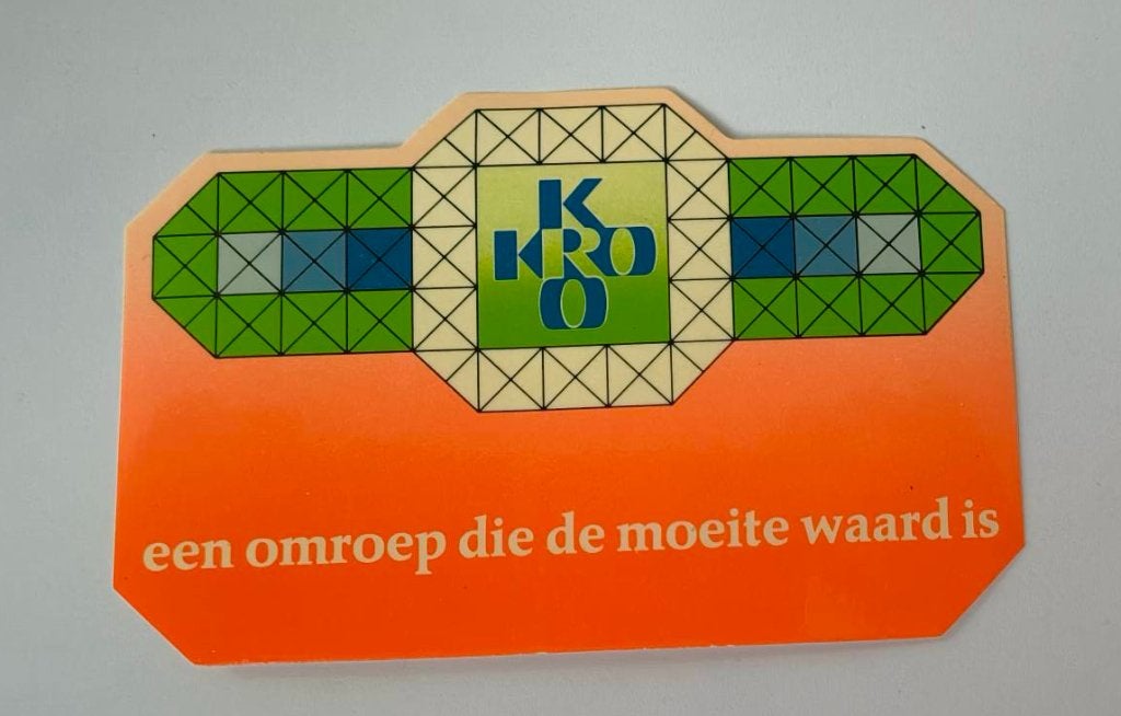 Sticker KRO de omroep die de moeite waard is(2), Verzamelen, Stickers, Zo goed als nieuw, Film, Tv of Omroep, Ophalen of Verzenden
