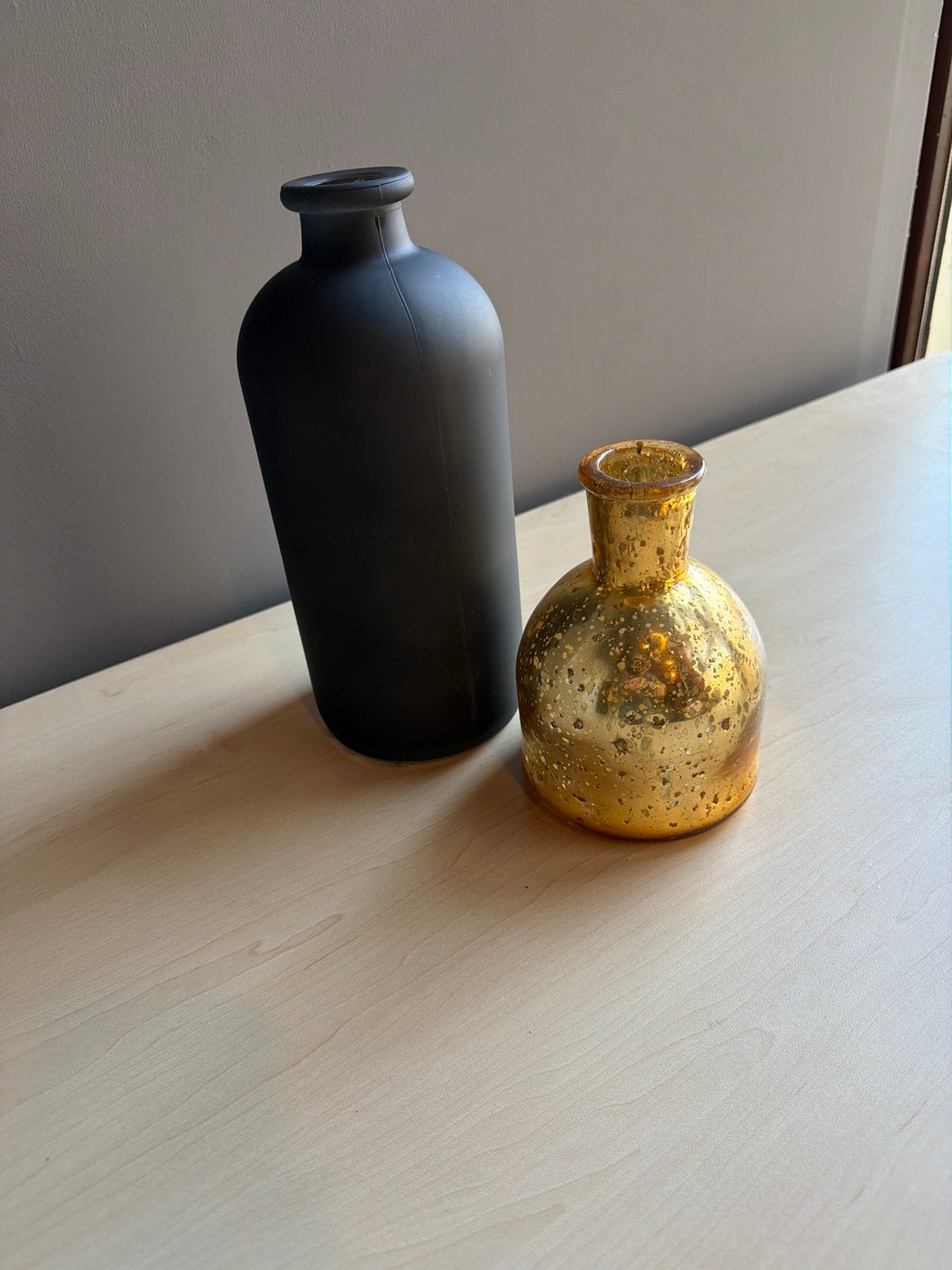 Set van 2 glazen vazen: mat zwart en goudkleurig, Ophalen of Verzenden, Gebruikt, Zwart, Glas