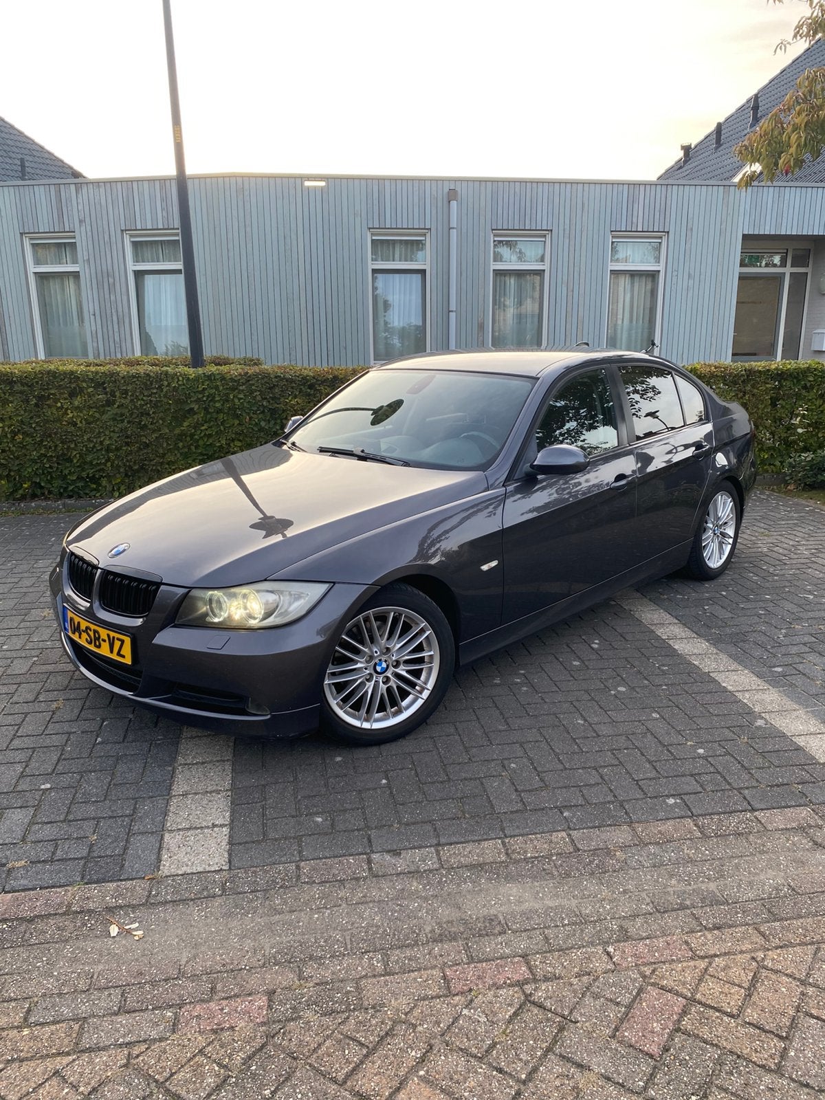 BMW 3-Serie 320i 2005 grijs handbak - lees tekst, Auto's, 1995 cc, Zwart, 4 cilinders, 75 €/maand