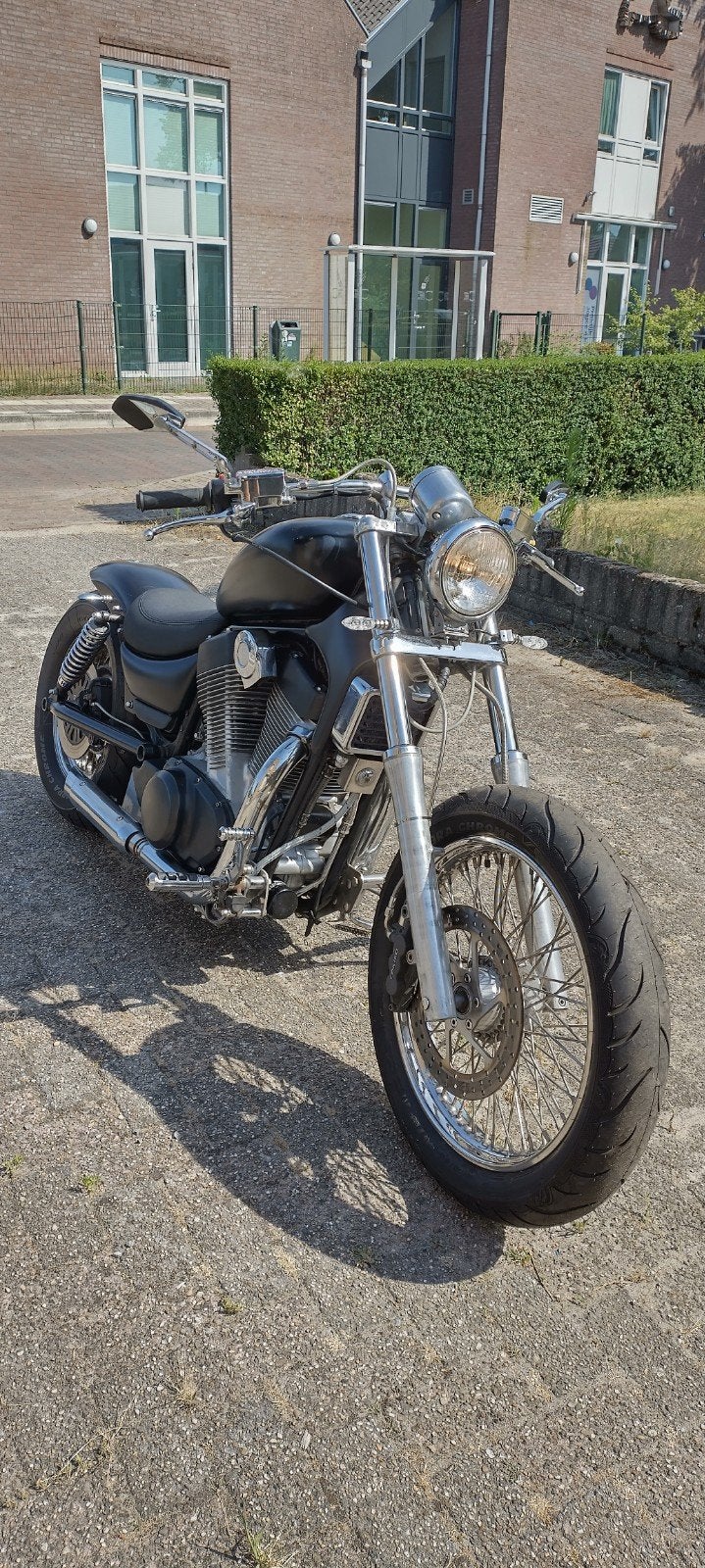 Stoere Suzuki Intruder 1400 Bobber met nieuwe banden, Motoren, Cardan-aandrijving, 2 cilinders, Chopper, Gebruikt