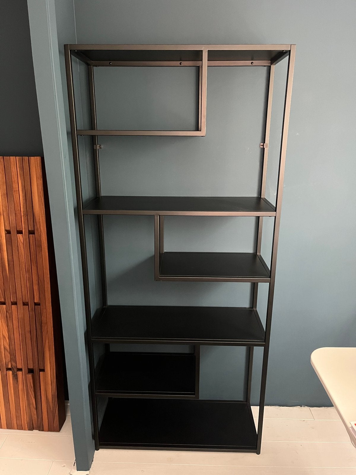 Stijlvolle Zwarte Boekenkast met Metalen Frame, Met plank(en), Zo goed als nieuw, Metaal, 150 tot 200 cm