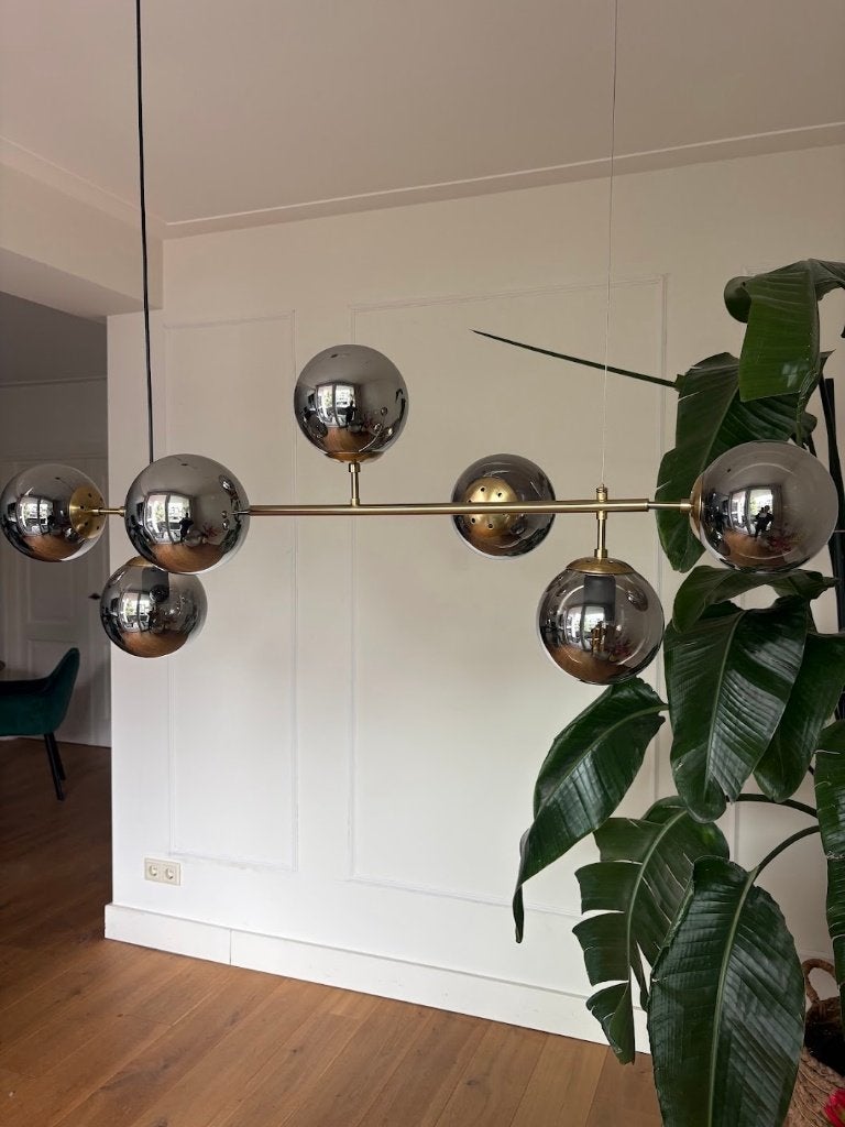 Moderne hanglamp met 6 glazen bollen, messing frame, Ophalen, Gebruikt, E27 (groot), Glas