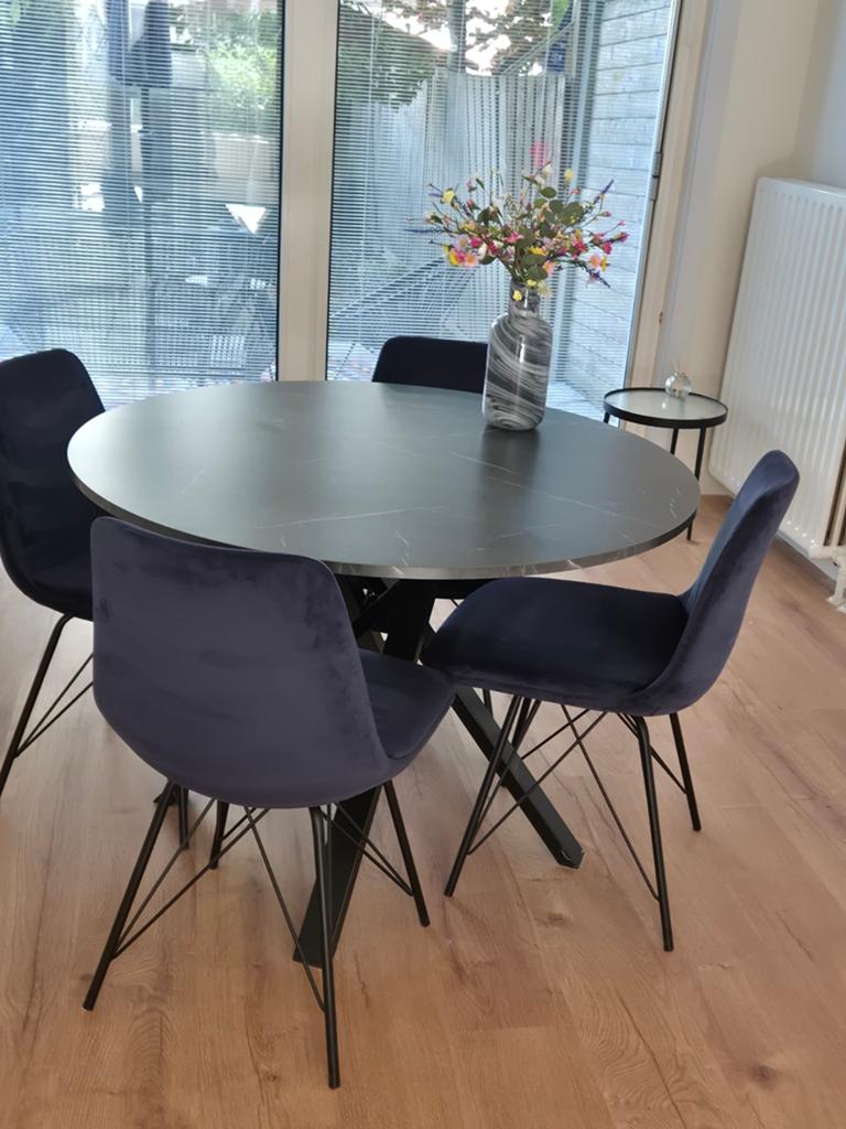 Moderne ronde eettafel met 4 blauwe fluwelen stoelen, Modern, Industrieel, Overige materialen, Rond, Ophalen of Verzenden