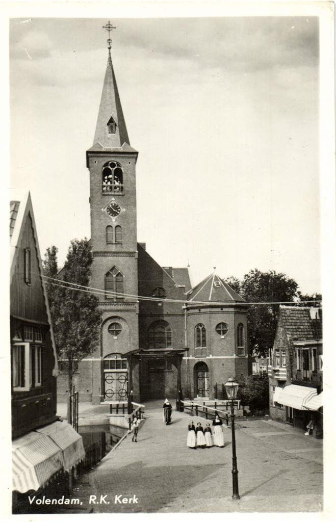 Volendam, R.K. Kerk - vrouwen klederdracht - gelopen, Ophalen of Verzenden, 1960 tot 1980, Gelopen, Noord-Holland