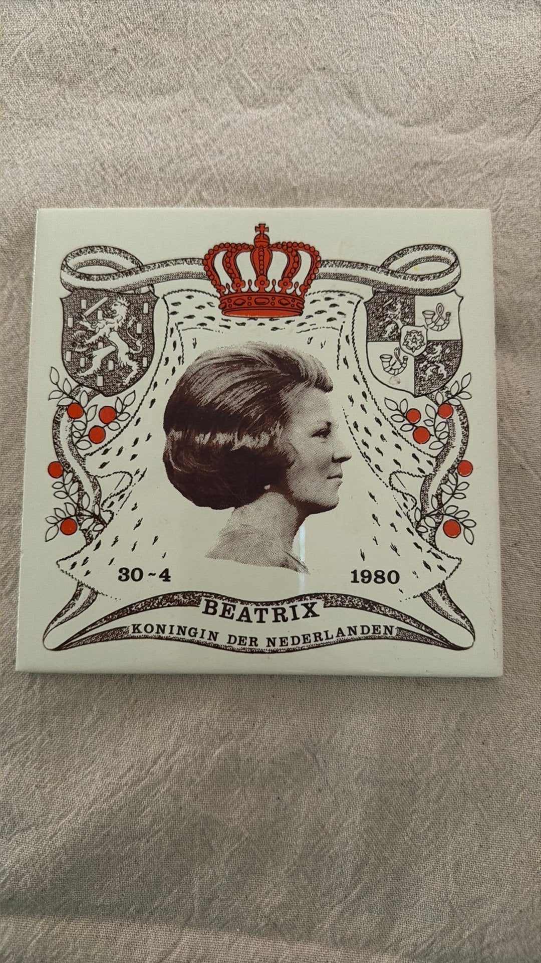 Herdenkingstegel kroning Koningin Beatrix 1980, Verzamelen, Koninklijk Huis en Royalty, Ophalen of Verzenden, Zo goed als nieuw