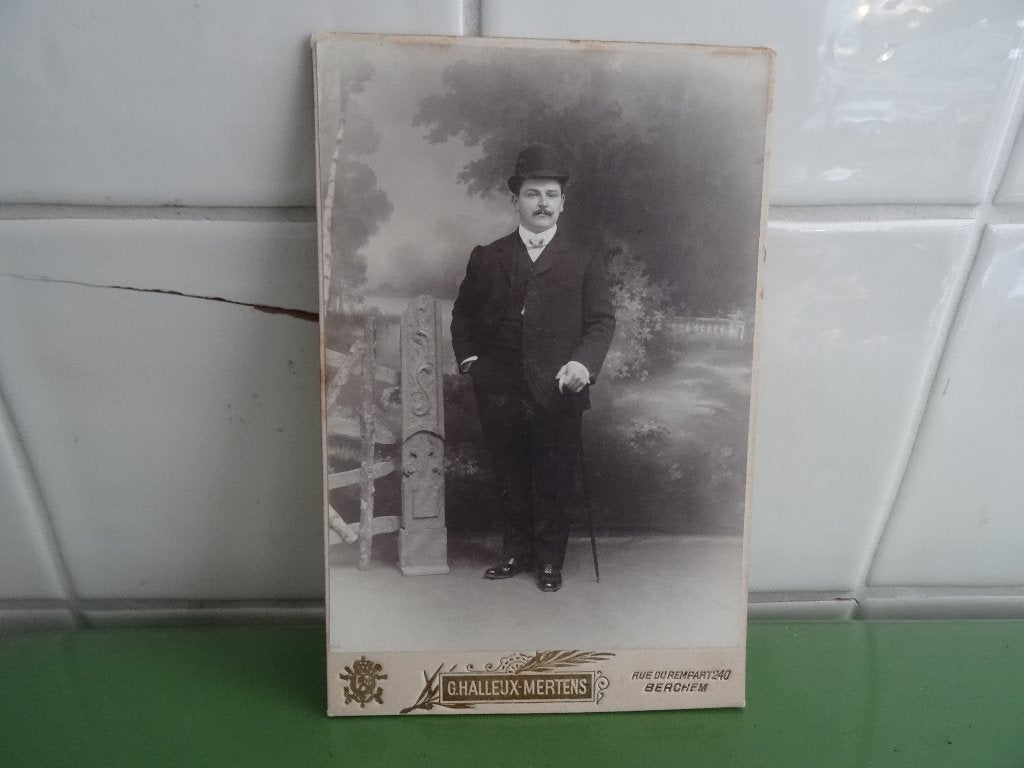 Antieke foto kaart karton heer in zwart pak met bolhoed, Verzamelen, Ophalen, Gebruikt, Foto, Klederdracht