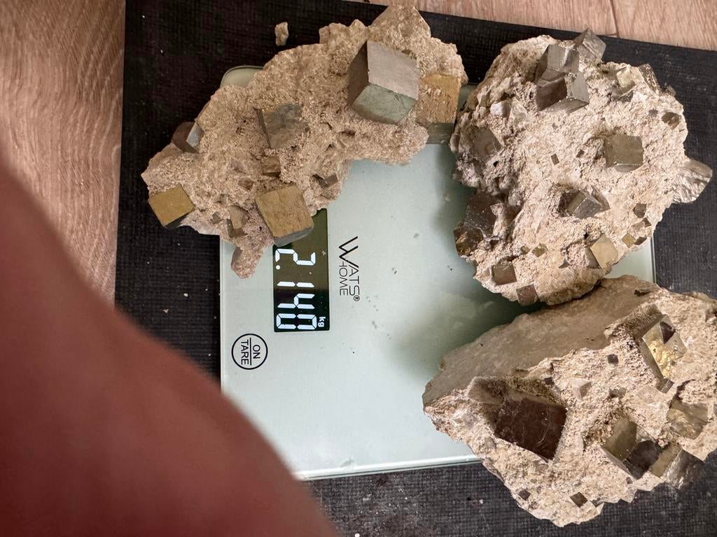 3 Pyrietstukken op Matrix uit Navajun - Ruim 2 Kilo, Verzamelen, Ophalen, Mineraal