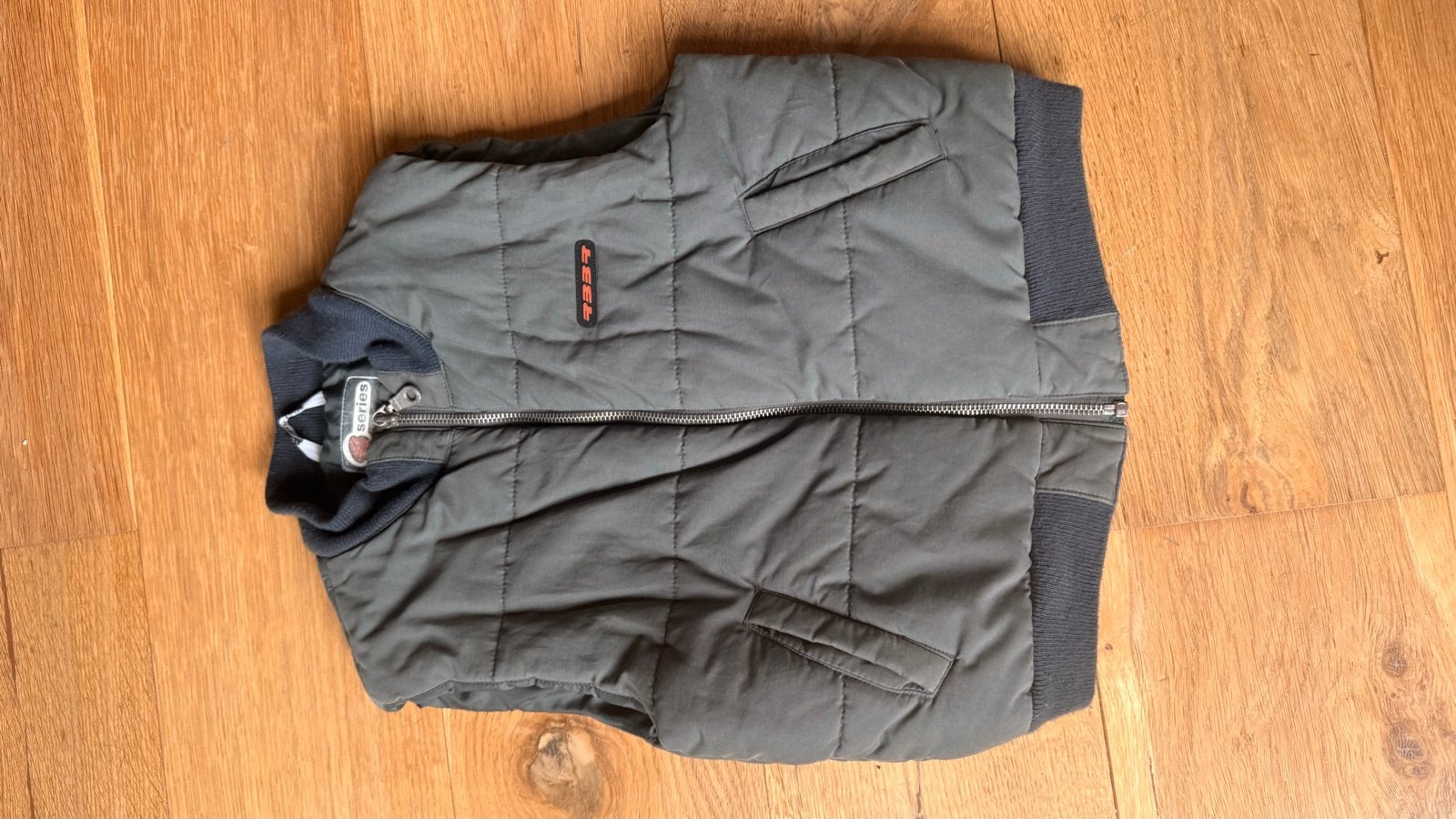 Stoer gewatteerd bodywarmer voor jongens - HEMA 122/128, Kinderen en Baby's, Ophalen of Verzenden, Gebruikt, Jongen, Jas