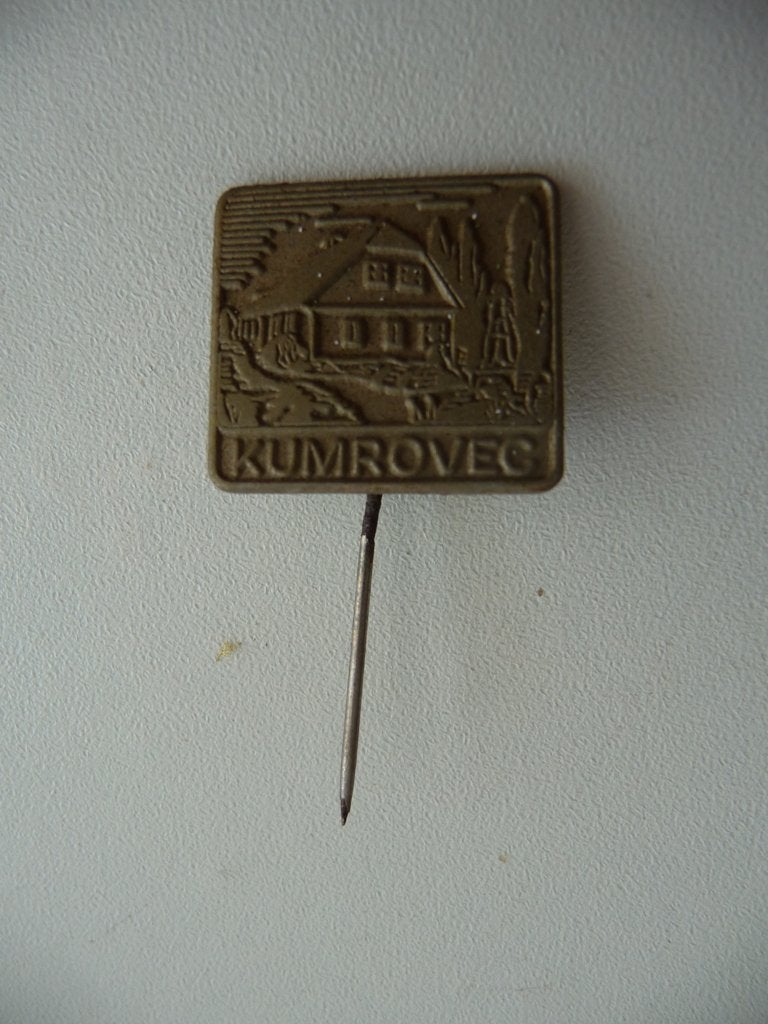 oud metalen speldje - KUMROVEG -Kroatie, geboorte stad TITO, Ophalen of Verzenden, Gebruikt, Overige onderwerpen, Speldje of Pin