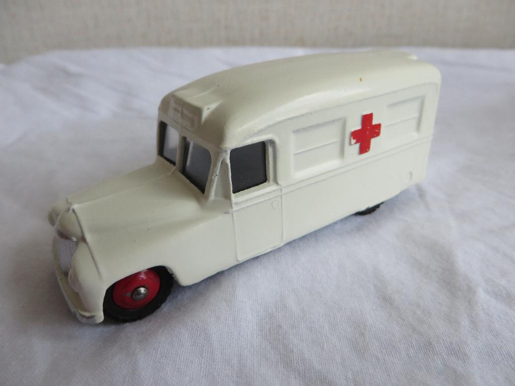 Ambulance Dinky Toys, Hobby en Vrije tijd, Modelauto's | 1:43, Ophalen of Verzenden, Zo goed als nieuw, Auto, Dinky Toys