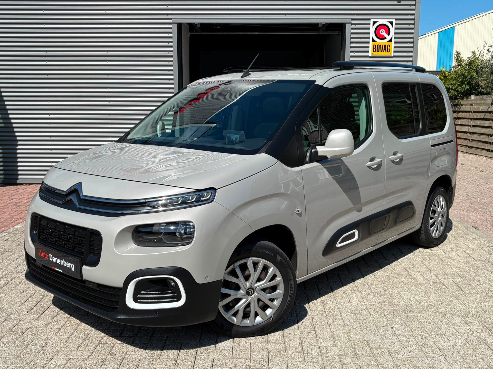 Citroen BERLINGO 1.2 PureTech Shine AUTOMAAT!, Auto's, Dealer onderhouden, 1199 cc, Bruin, Nieuw