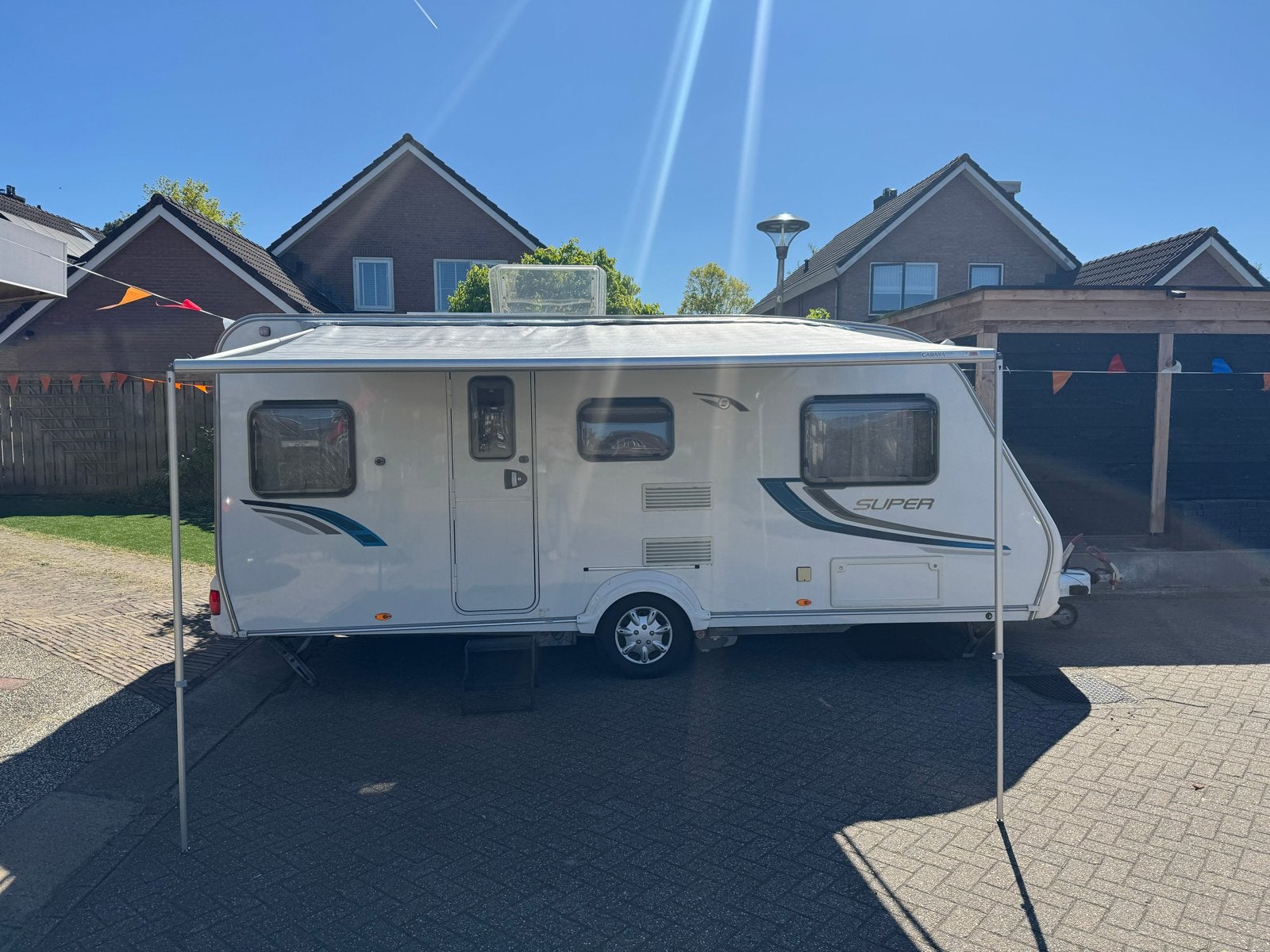 Sprite Super 490 van 2011 met mover en lengtebedden, Rondzit, Particulier, 5 tot 6 meter, Schokbreker