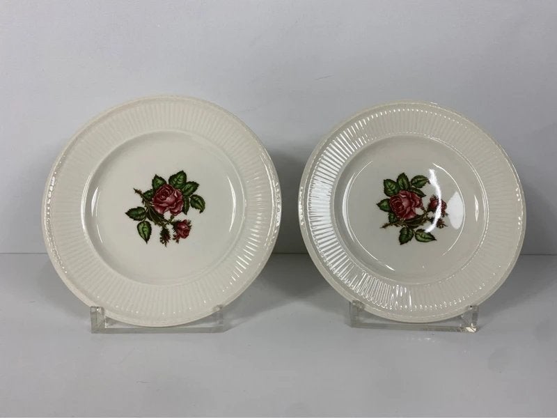 2x Wedgwood Bordjes – Moss Rose, Huis en Inrichting, Keuken | Servies, Gebruikt, Ophalen of Verzenden, Wedgwood, Nvt