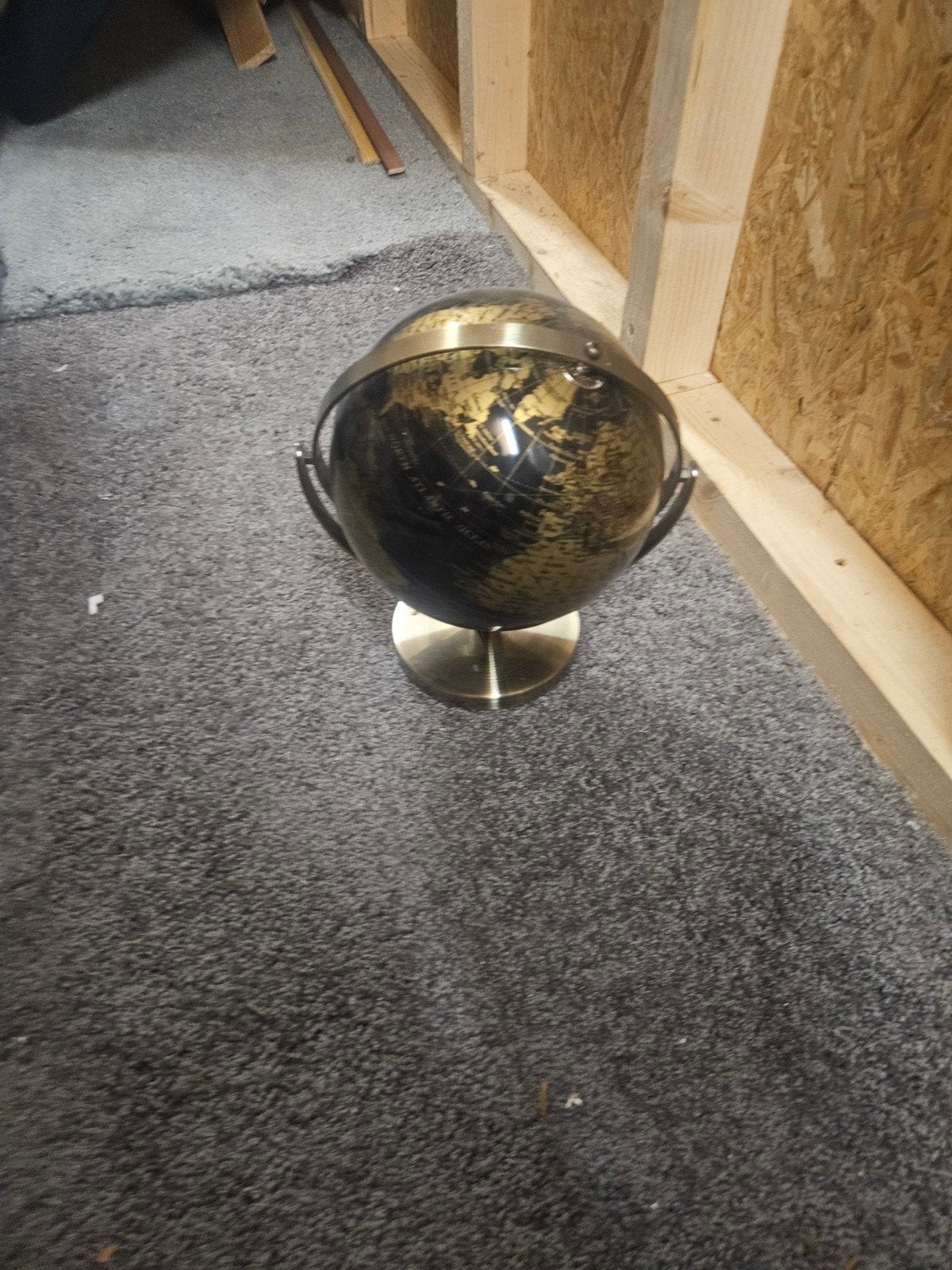 Zwart-gouden wereldbol op standaard, Huis en Inrichting, Woonaccessoires | Wereldbollen, Gebruikt, Draaibaar, Ophalen of Verzenden