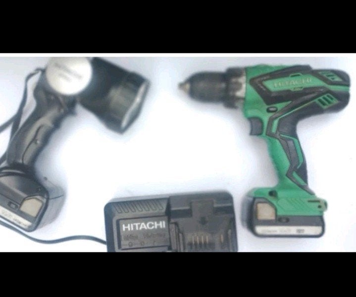 Hitachi DS 14DJL Boor- en Schroefmachine met 2 accu's, Gebruikt, Variabele snelheid, Verzenden, Boor- en Schroefmachine