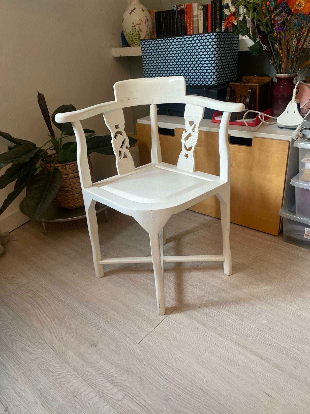 Witte Chinese hoekstoel met houtsnijwerk, Ophalen