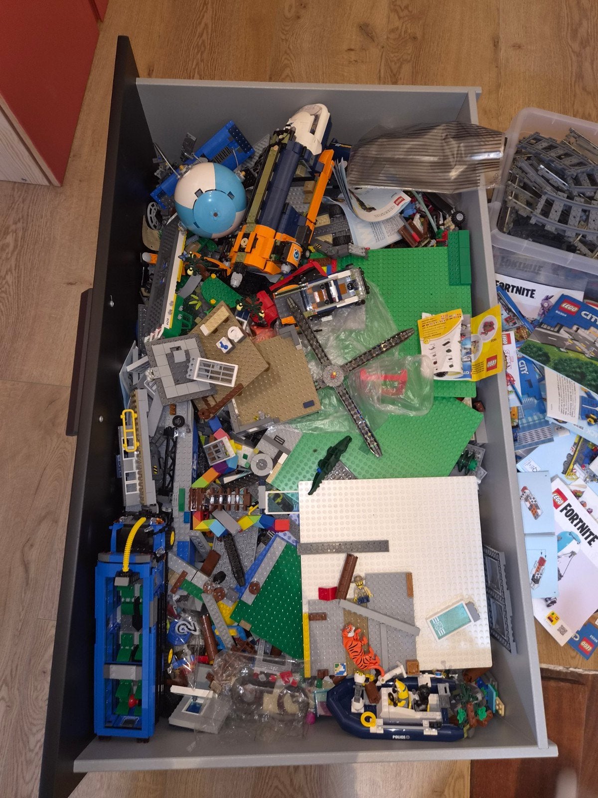Grote partij LEGO met rails en instructieboekjes