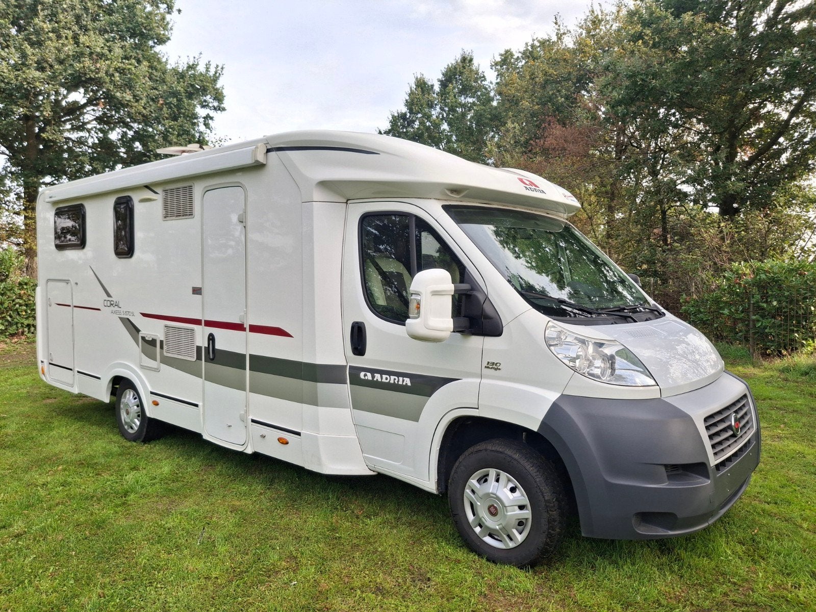 " ADRIA CORAL S 670 SL -2013 - 65000 KM - APARTE BEDDEN'", Afzuigkap, Ringverwarming, Fiat, 6 tot 7 meter
