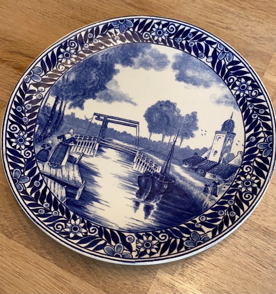 Groot Delftsblauw wandbord met brug en kerk 24,5 cm doorsnee, Ophalen of Verzenden