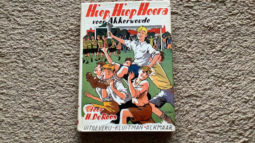 H. de Roos, Hiep, Hiep, Hoera voor Akkerwoude. Goede staat, Ophalen of Verzenden, Gelezen, Fictie