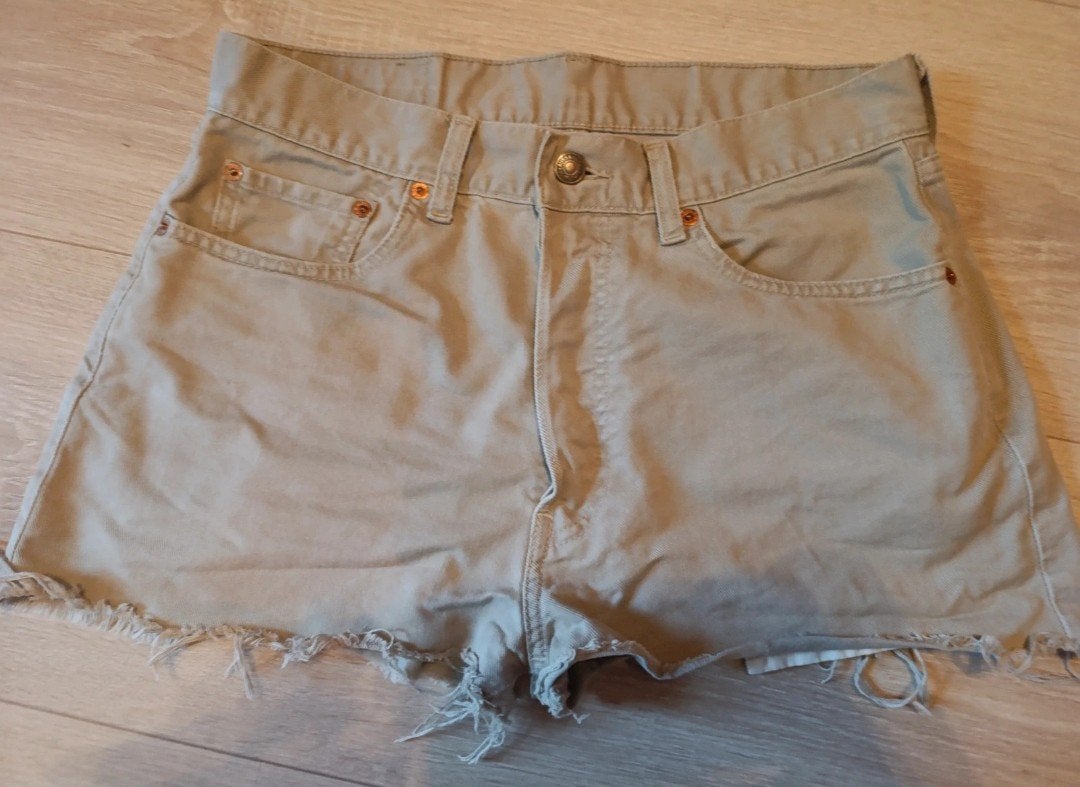 Vintage Levi's shorts bruingrijs maat S 
100% katoen, Ophalen of Verzenden, Zo goed als nieuw, Grijs, Kort