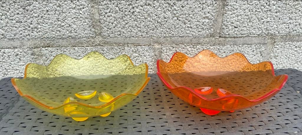 Twee gekleurde schaaltjes van kunststof. Doorsn. 17,5 cm., Ophalen of Verzenden, Zo goed als nieuw, Geel, Schaal