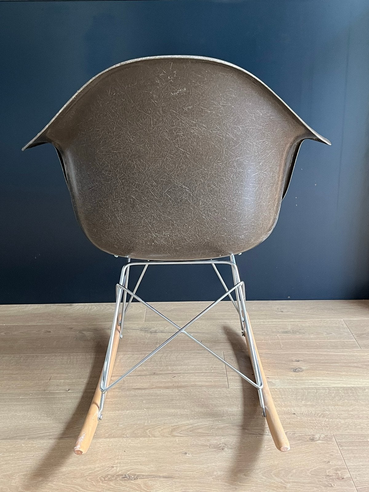 Vintage Eames RAR Schommelstoel - Bruin Fiberglass, Huis en Inrichting, Stoelen, Ophalen, Gebruikt, Bruin, Eén