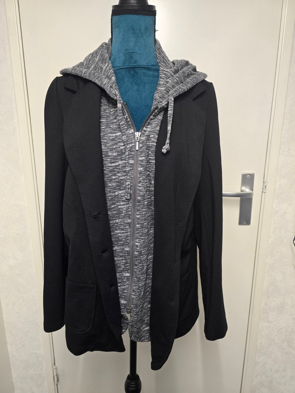 Sportieve zwart met grijze blazer met capuchon, Ophalen of Verzenden, Zo goed als nieuw, Maat 38/40 (M)