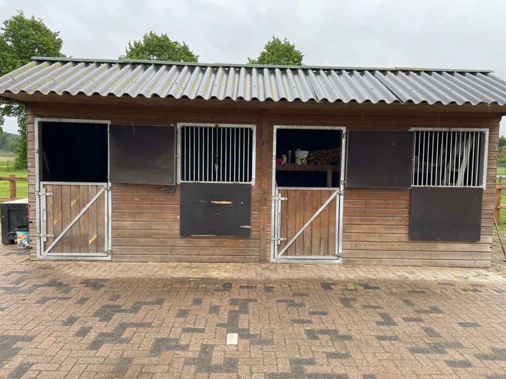 Zeer nette paardenstal, Dieren en Toebehoren, 2 of 3 paarden of pony's