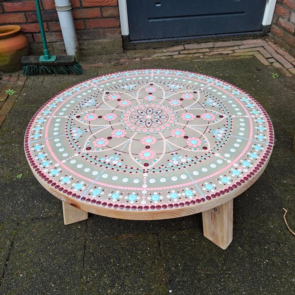 Een massief houten beschilderde bijzettafeltje !, Ophalen of Verzenden