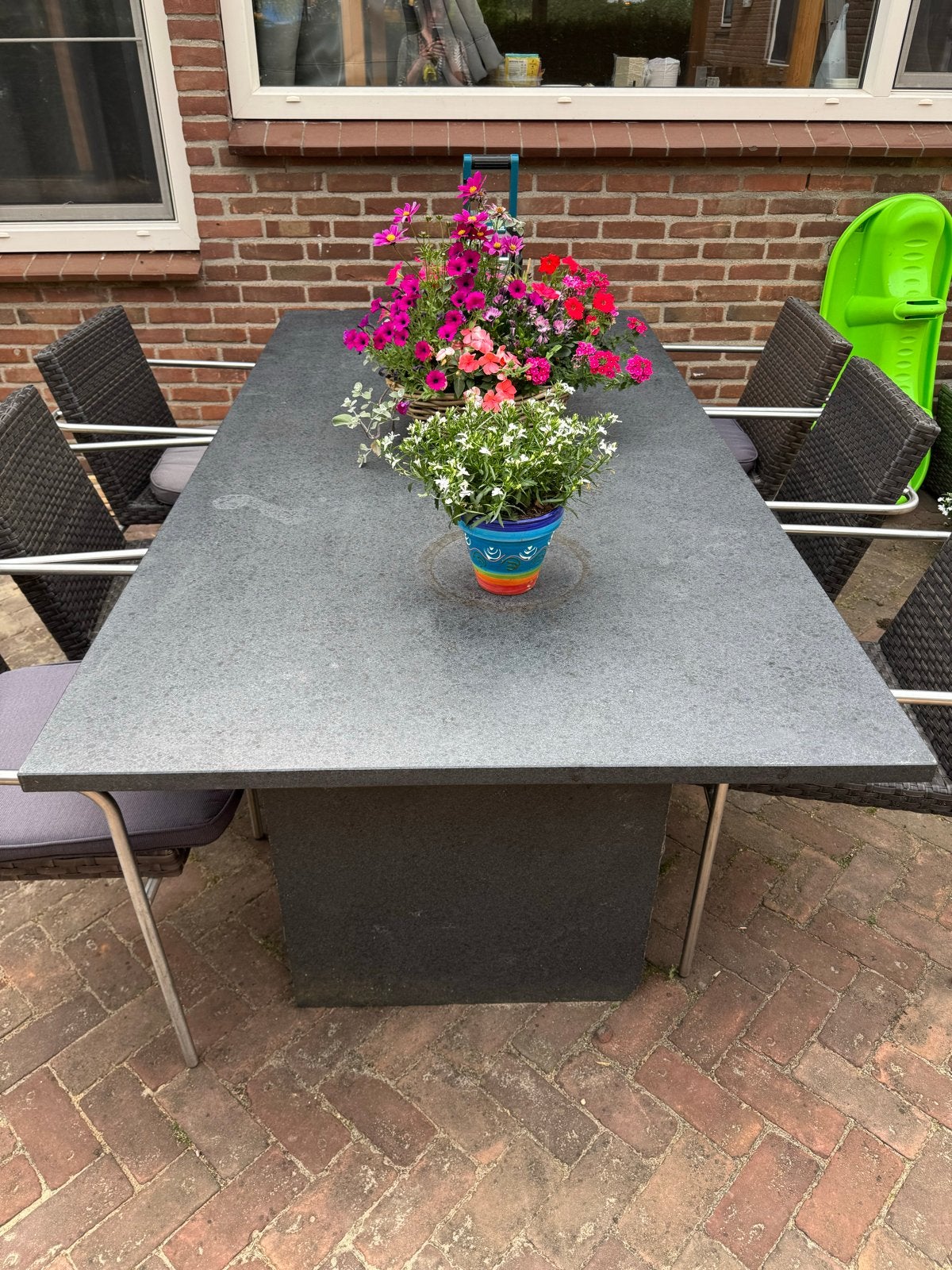 Stijlvolle tuinset met natuurstenen tafel en wicker stoelen, Tuin en Terras, Ophalen, Overige materialen, Gebruikt, Eettafel