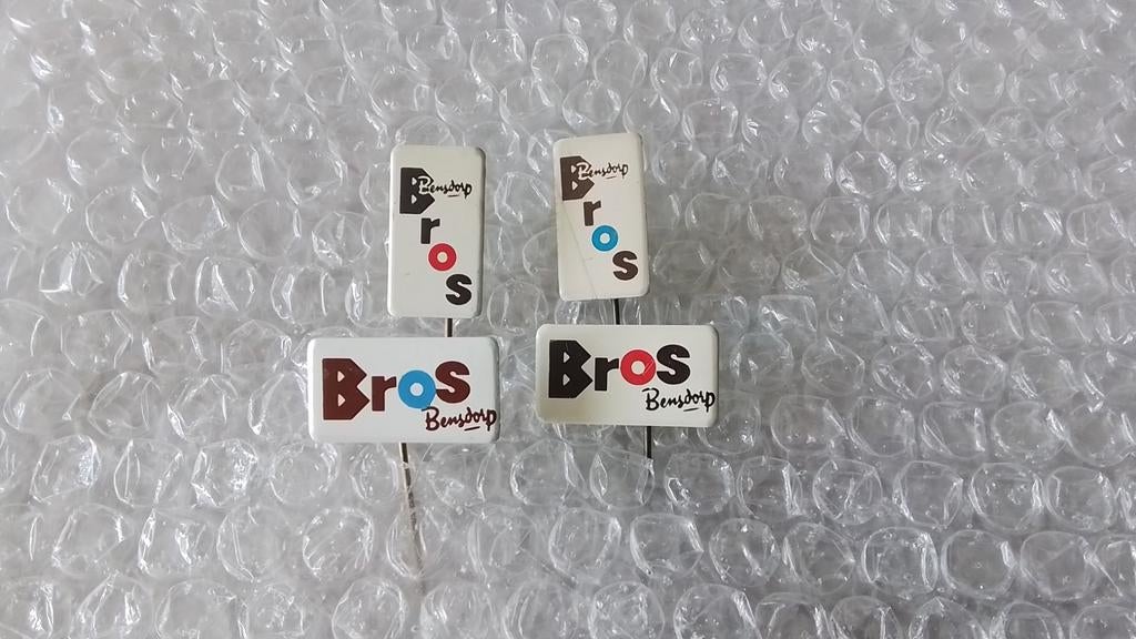4 verschillende speldjes Bros chocolade, Verzamelen, Speldjes, Pins en Buttons, Ophalen of Verzenden, Gebruikt, Overige onderwerpen