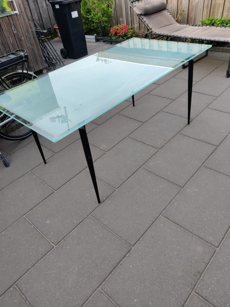 Glazen tafel met metalen poten, Huis en Inrichting, Tafels | Eettafels, Ophalen of Verzenden