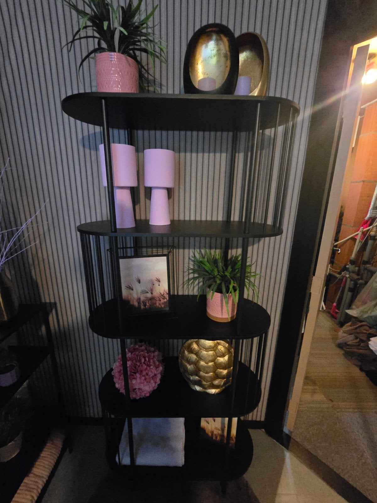 Zwarte metalen wandkast met accessoires, Met plank(en), Gebruikt, Ophalen of Verzenden, Minder dan 150 cm