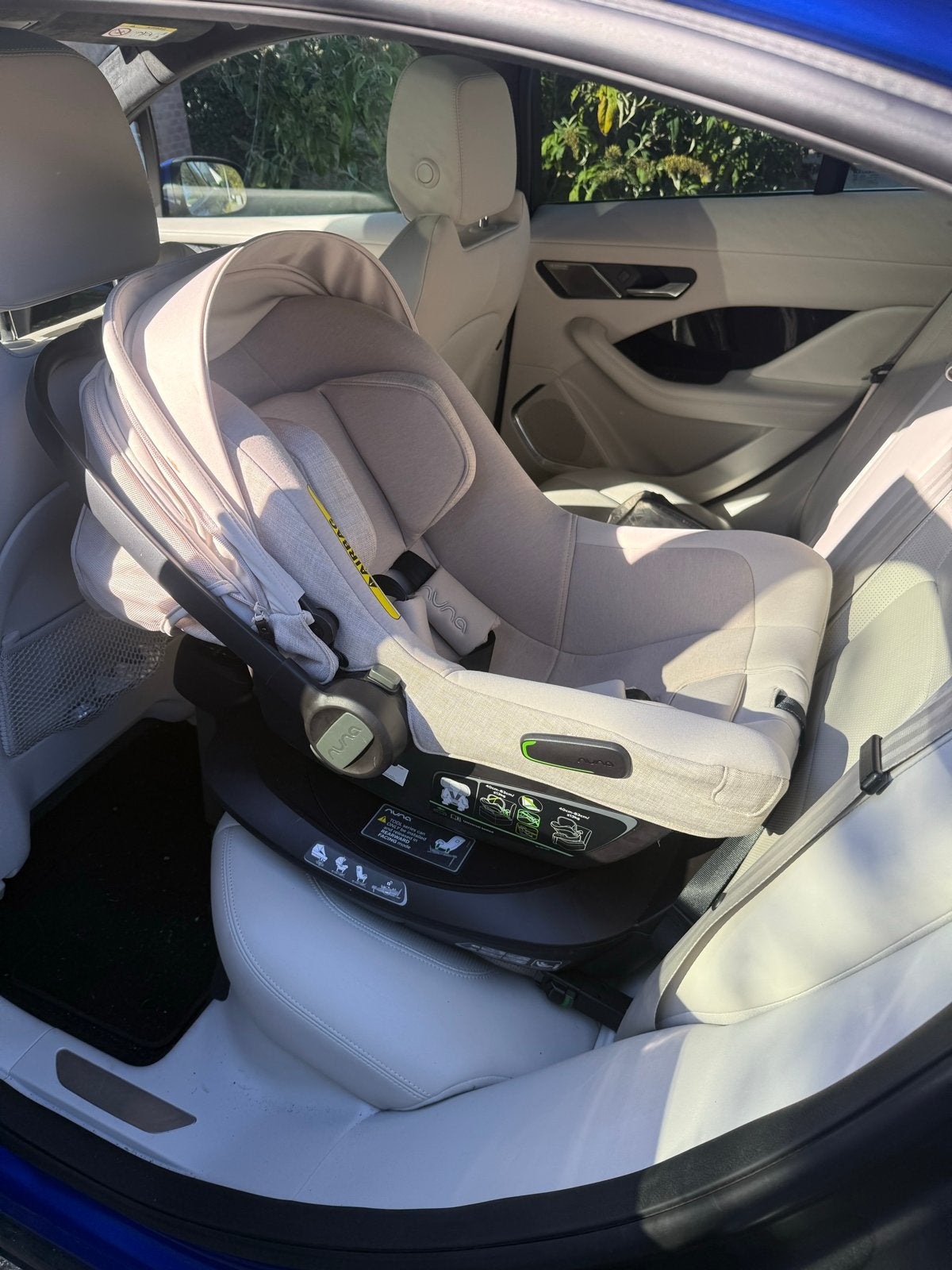 Nuna PIPA Next Baby Car Seat + Nuna BASE Next ISOFIX – Beige, Kinderen en Baby's, Zijbescherming, Zo goed als nieuw, Isofix, 0 t/m 13 kg