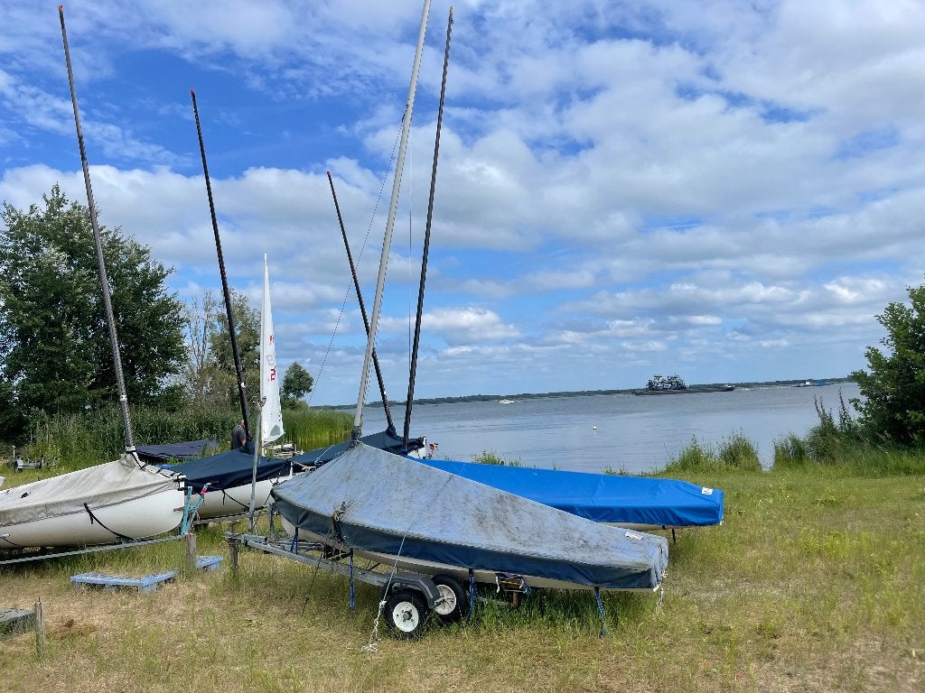 Solo Zeilboot met strand en weg trailer, Watersport en Boten, Open zeilboten, Ophalen, Gebruikt, Solo, Polyester