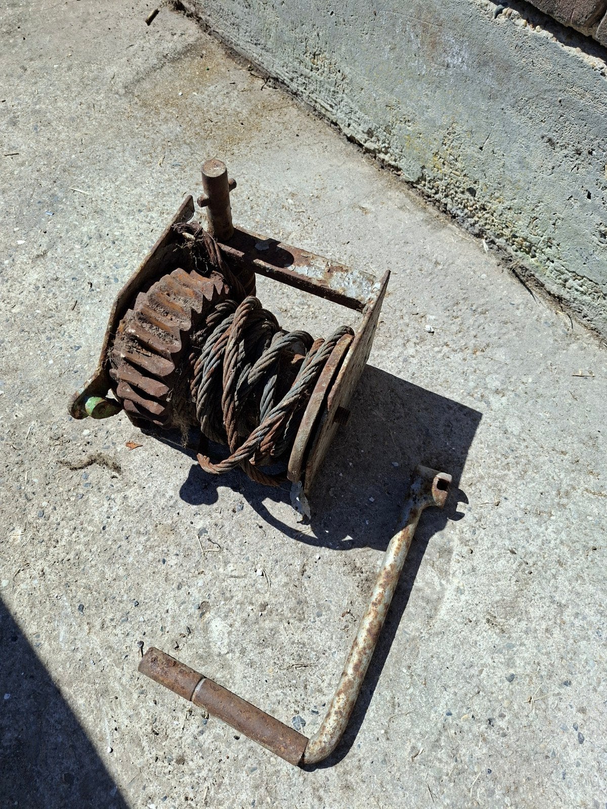 Oude handlier met staalkabel hooiberglier, Ophalen