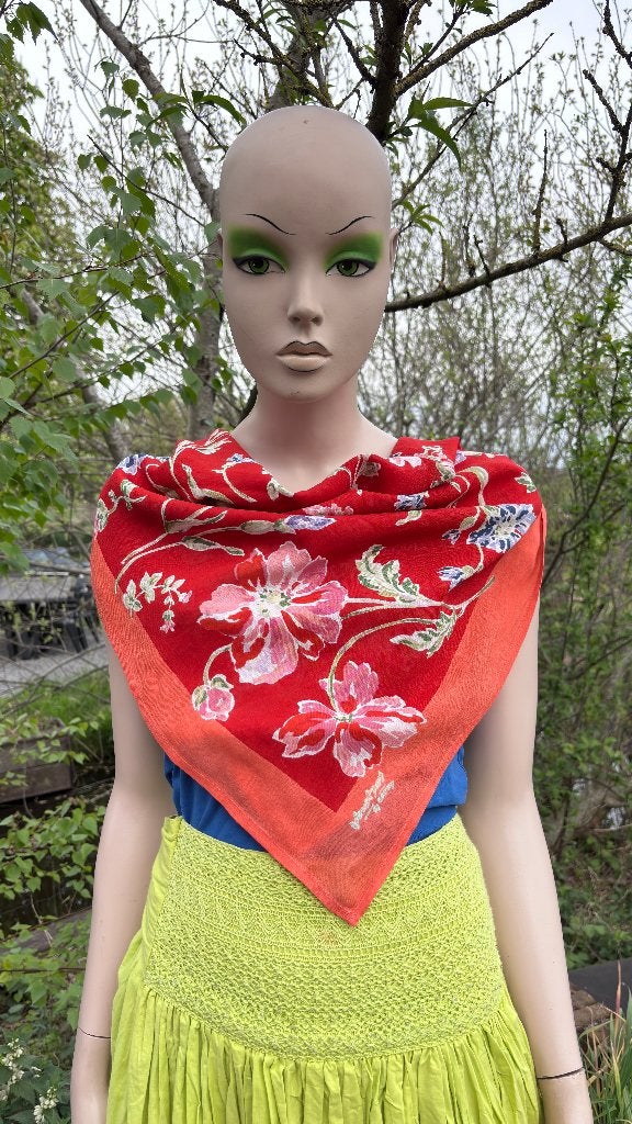 (26) Sjaal - vintage - rood met bloemen - 85 cm bij 80 cm, Kleding | Dames, Mutsen, Sjaals en Handschoenen, Maat 42/44 (L), Jackpot