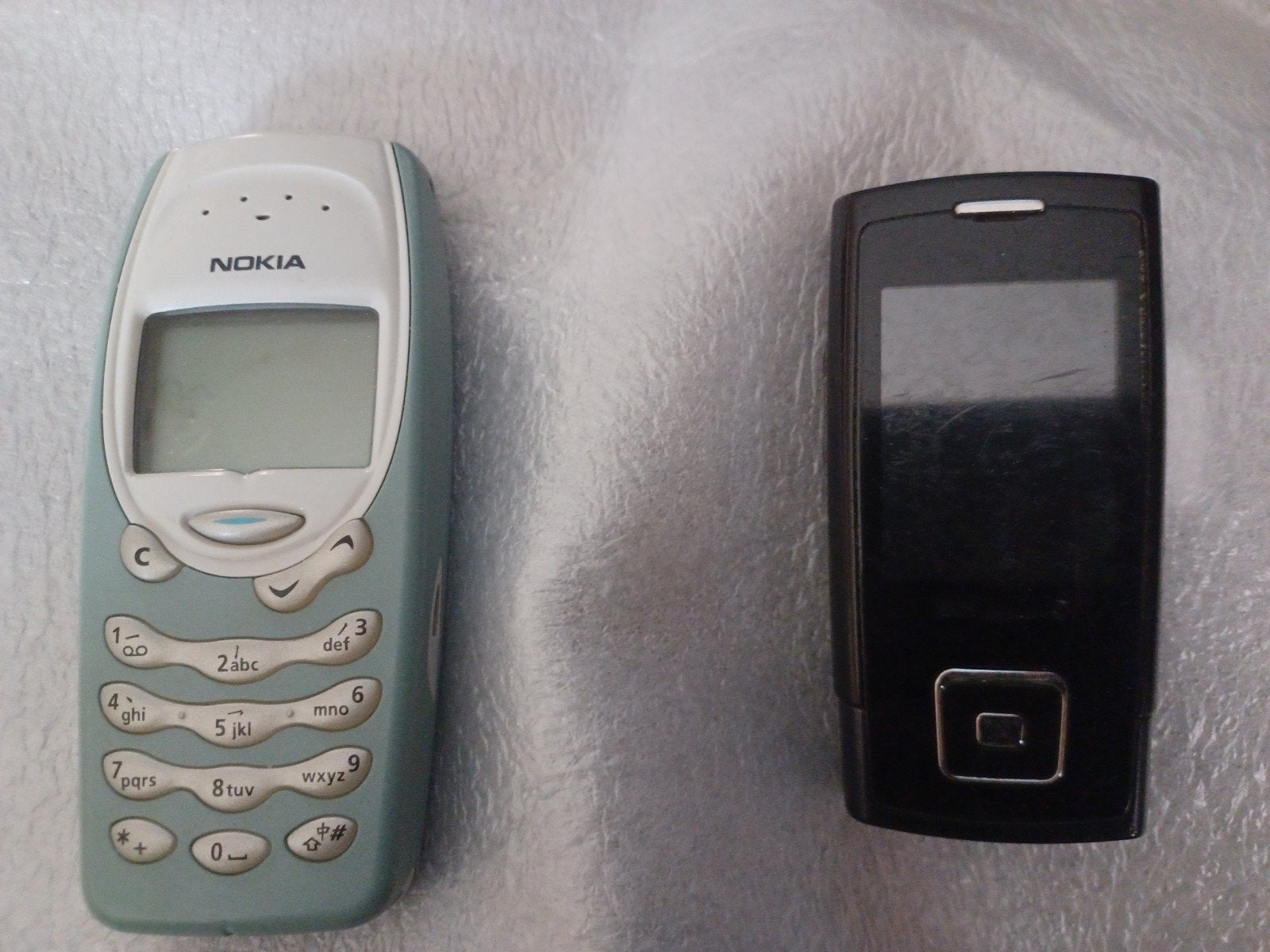 2 Mobieltjes: Nokia en Samsung (lichte gebruikssporen), Telecommunicatie, Ophalen, Zwart