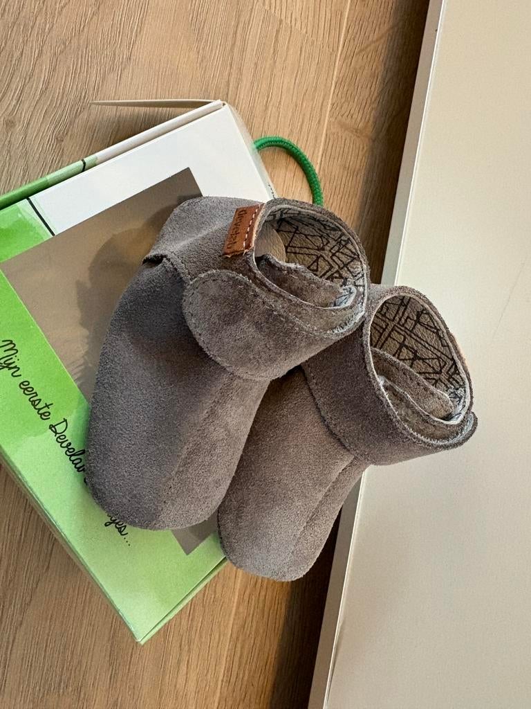 Devalab leren slofjes grijs maat 17 suede nieuw!, Ophalen of Verzenden, Zo goed als nieuw, Jongetje of Meisje, Slofjes