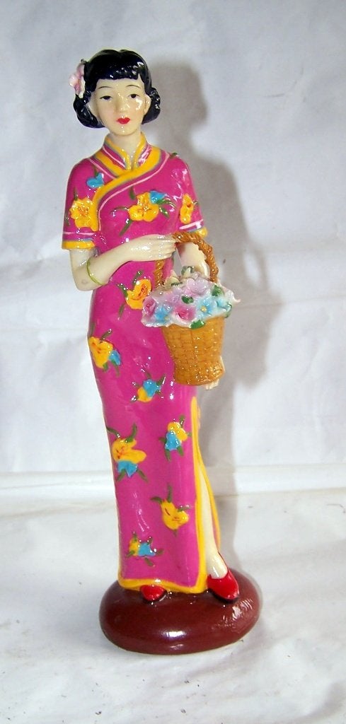 Prachtig porseleinen beeldje Chinese vrouw met bloemen. 24cm, Ophalen of Verzenden, Zo goed als nieuw, Mens