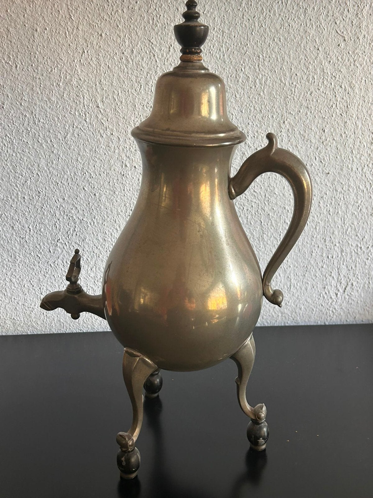 Antieke tinnen theeketel op pootjes, Ophalen