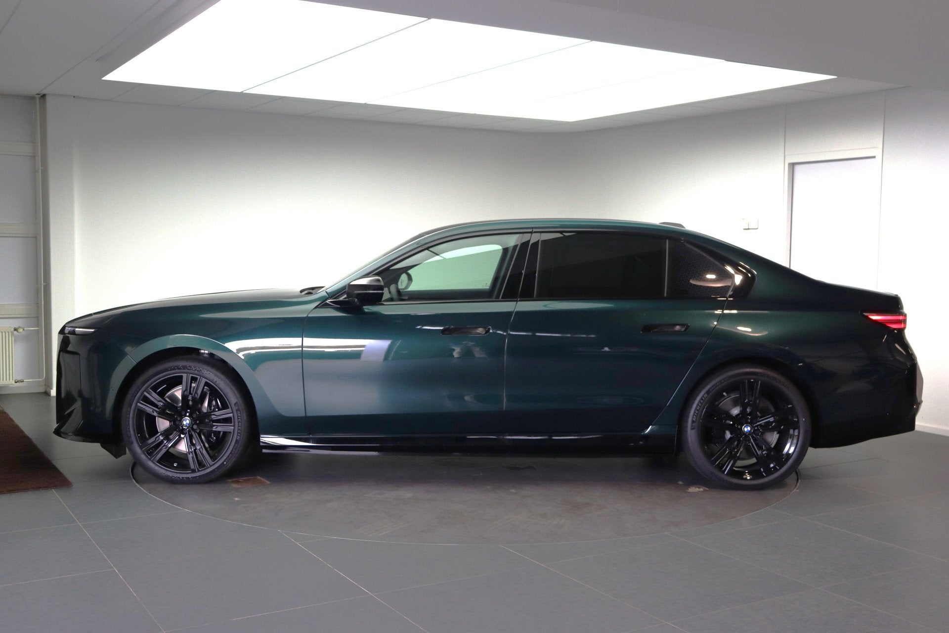 BMW i7 xDrive60 M Sport / Panoramadak Sky Lounge / Trekhaak, Auto's, Dealer onderhouden, 2670 kg, Adaptive Cruise Control, Vierwielaandrijving