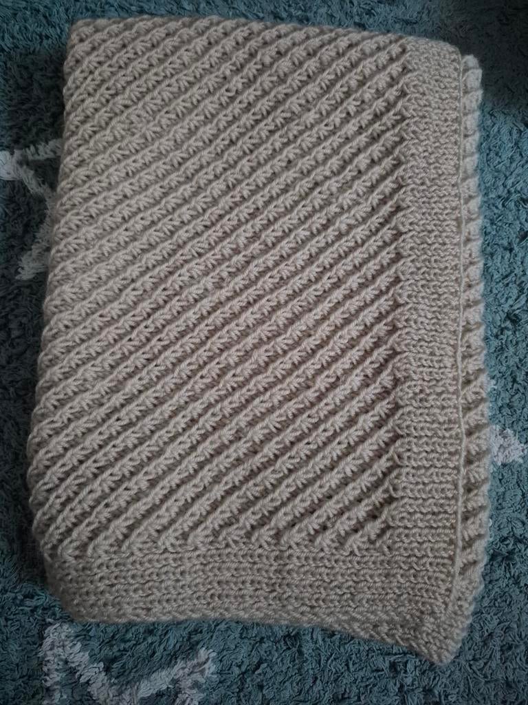 Handgebreide babydeken - Beige, Jongetje of Meisje, Beige, Ophalen of Verzenden, Deken of Dekbed