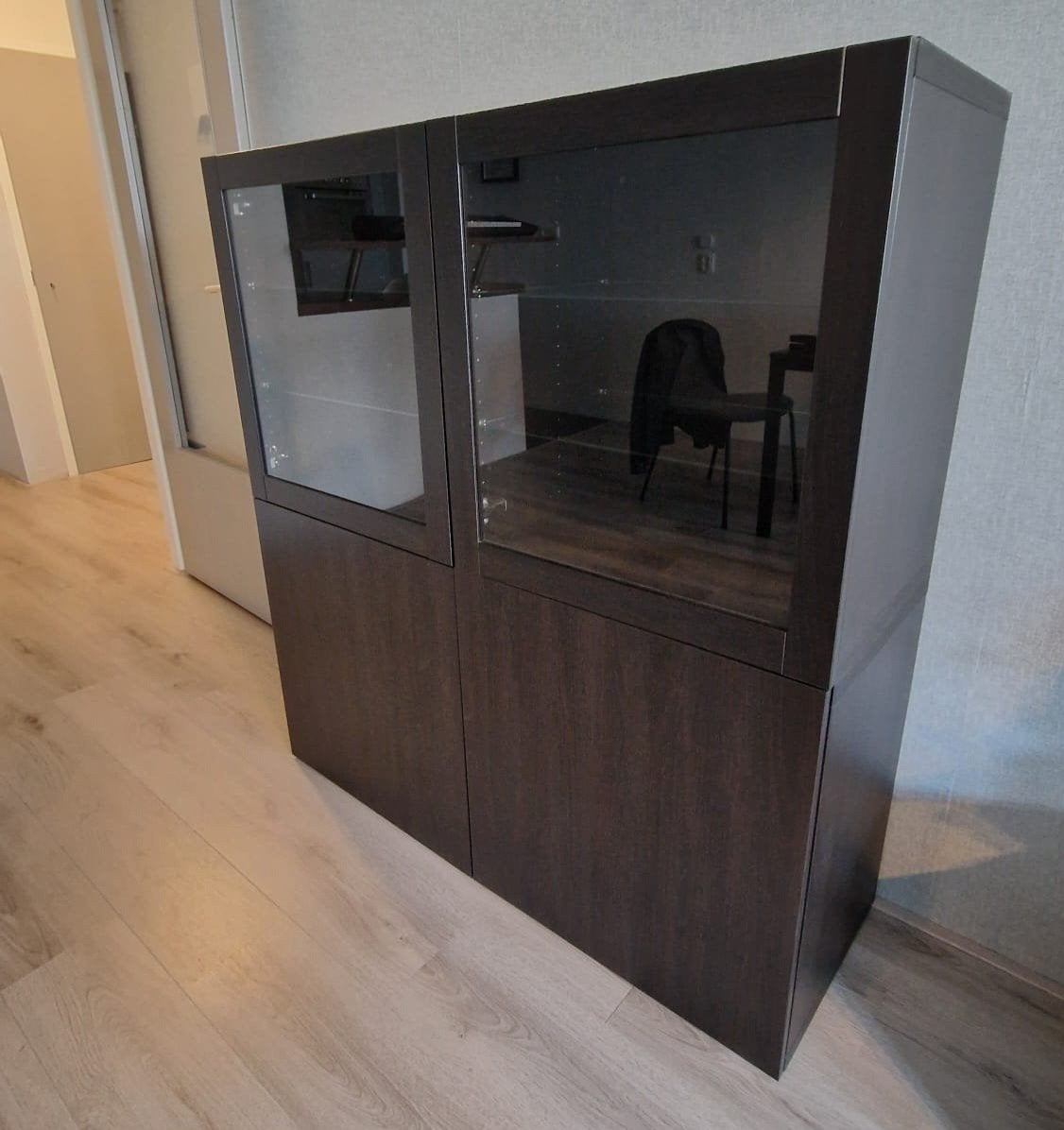 Ikea donkerbruine vitrinekast met glazen deuren, Ophalen, 100 tot 150 cm, Glas, Modern